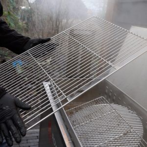 Schoonmaken RVS BBQ rooster