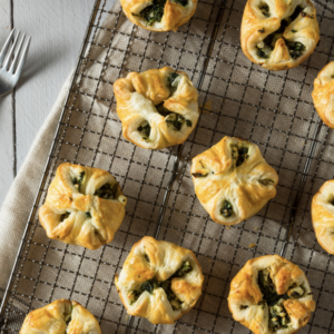 Bladerdeeg met brie en vijgenjam met rozemarijn